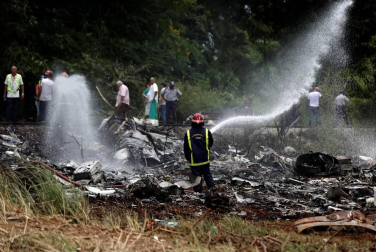 Policías y militares custodian los restos del avión Boeing-737 que se estrelló hoy, viernes 18 de mayo de 2018, poco después de despegar del aeropuerto José Martí de La Habana (Cuba).