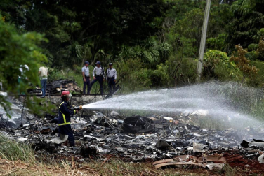 Policías y militares custodian los restos del avión Boeing-737 que se estrelló hoy, viernes 18 de mayo de 2018, poco después de despegar del aeropuerto José Martí de La Habana (Cuba).
