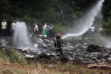 Policías y militares custodian los restos del avión Boeing-737 que se estrelló hoy, viernes 18 de mayo de 2018, poco después de despegar del aeropuerto José Martí de La Habana (Cuba).