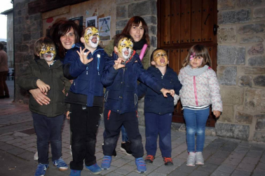 Con el tradicional reparto de chorizo y vino y el encendido de una gran hoguera, los vecinos de Aoiz celebraron la víspera de la fiesta de San Isidro. La música de las gaitas y trikitixas locales amenizó esta jornada, preludio del día grande, en el que se baila la tradicional Jota del Chocolate.