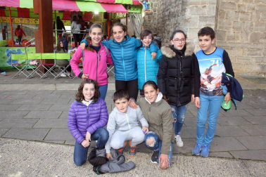 Con el tradicional reparto de chorizo y vino y el encendido de una gran hoguera, los vecinos de Aoiz celebraron la víspera de la fiesta de San Isidro. La música de las gaitas y trikitixas locales amenizó esta jornada, preludio del día grande, en el que se baila la tradicional Jota del Chocolate.