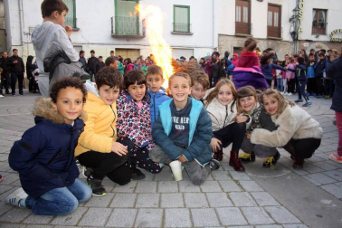 Con el tradicional reparto de chorizo y vino y el encendido de una gran hoguera, los vecinos de Aoiz celebraron la víspera de la fiesta de San Isidro. La música de las gaitas y trikitixas locales amenizó esta jornada, preludio del día grande, en el que se baila la tradicional Jota del Chocolate.