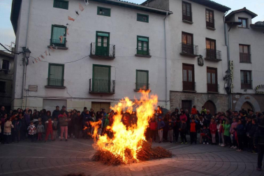Con el tradicional reparto de chorizo y vino y el encendido de una gran hoguera, los vecinos de Aoiz celebraron la víspera de la fiesta de San Isidro. La música de las gaitas y trikitixas locales amenizó esta jornada, preludio del día grande, en el que se baila la tradicional Jota del Chocolate.