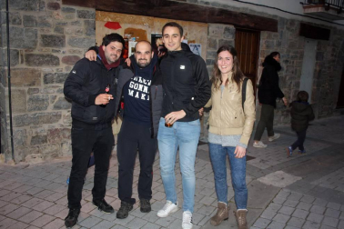 Con el tradicional reparto de chorizo y vino y el encendido de una gran hoguera, los vecinos de Aoiz celebraron la víspera de la fiesta de San Isidro. La música de las gaitas y trikitixas locales amenizó esta jornada, preludio del día grande, en el que se baila la tradicional Jota del Chocolate.