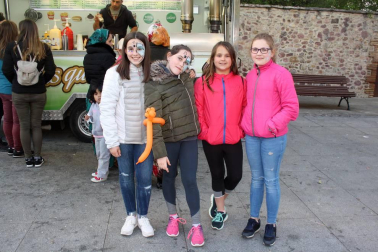 Con el tradicional reparto de chorizo y vino y el encendido de una gran hoguera, los vecinos de Aoiz celebraron la víspera de la fiesta de San Isidro. La música de las gaitas y trikitixas locales amenizó esta jornada, preludio del día grande, en el que se baila la tradicional Jota del Chocolate.