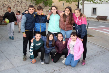 Con el tradicional reparto de chorizo y vino y el encendido de una gran hoguera, los vecinos de Aoiz celebraron la víspera de la fiesta de San Isidro. La música de las gaitas y trikitixas locales amenizó esta jornada, preludio del día grande, en el que se baila la tradicional Jota del Chocolate.