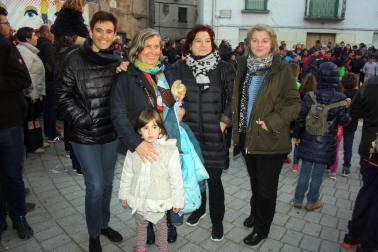 Con el tradicional reparto de chorizo y vino y el encendido de una gran hoguera, los vecinos de Aoiz celebraron la víspera de la fiesta de San Isidro. La música de las gaitas y trikitixas locales amenizó esta jornada, preludio del día grande, en el que se baila la tradicional Jota del Chocolate.