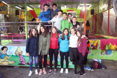 Con el tradicional reparto de chorizo y vino y el encendido de una gran hoguera, los vecinos de Aoiz celebraron la víspera de la fiesta de San Isidro. La música de las gaitas y trikitixas locales amenizó esta jornada, preludio del día grande, en el que se baila la tradicional Jota del Chocolate.
