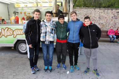 Con el tradicional reparto de chorizo y vino y el encendido de una gran hoguera, los vecinos de Aoiz celebraron la víspera de la fiesta de San Isidro. La música de las gaitas y trikitixas locales amenizó esta jornada, preludio del día grande, en el que se baila la tradicional Jota del Chocolate.
