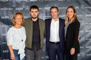 Comercial Gazpi, concesionario de la marca Mercedes ubicado en el Polígono La Estrella de Tajonar, organizó un evento festivo con motivo de la presentación del nuevo modelo de Mercedes clase A. Además de conocer de primera mano el nuevo vehículo, los asistentes pudieron disfrutar con la actuación de un DJ tras la cual se sirvió un cóctel.