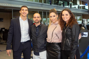 Comercial Gazpi, concesionario de la marca Mercedes ubicado en el Polígono La Estrella de Tajonar, organizó un evento festivo con motivo de la presentación del nuevo modelo de Mercedes clase A. Además de conocer de primera mano el nuevo vehículo, los asistentes pudieron disfrutar con la actuación de un DJ tras la cual se sirvió un cóctel.