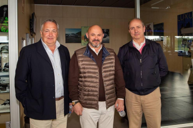Comercial Gazpi, concesionario de la marca Mercedes ubicado en el Polígono La Estrella de Tajonar, organizó un evento festivo con motivo de la presentación del nuevo modelo de Mercedes clase A. Además de conocer de primera mano el nuevo vehículo, los asistentes pudieron disfrutar con la actuación de un DJ tras la cual se sirvió un cóctel.