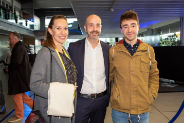 Comercial Gazpi, concesionario de la marca Mercedes ubicado en el Polígono La Estrella de Tajonar, organizó un evento festivo con motivo de la presentación del nuevo modelo de Mercedes clase A. Además de conocer de primera mano el nuevo vehículo, los asistentes pudieron disfrutar con la actuación de un DJ tras la cual se sirvió un cóctel.