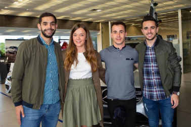 Comercial Gazpi, concesionario de la marca Mercedes ubicado en el Polígono La Estrella de Tajonar, organizó un evento festivo con motivo de la presentación del nuevo modelo de Mercedes clase A. Además de conocer de primera mano el nuevo vehículo, los asistentes pudieron disfrutar con la actuación de un DJ tras la cual se sirvió un cóctel.