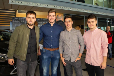 Comercial Gazpi, concesionario de la marca Mercedes ubicado en el Polígono La Estrella de Tajonar, organizó un evento festivo con motivo de la presentación del nuevo modelo de Mercedes clase A. Además de conocer de primera mano el nuevo vehículo, los asistentes pudieron disfrutar con la actuación de un DJ tras la cual se sirvió un cóctel.