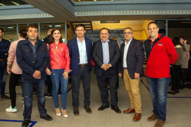 Comercial Gazpi, concesionario de la marca Mercedes ubicado en el Polígono La Estrella de Tajonar, organizó un evento festivo con motivo de la presentación del nuevo modelo de Mercedes clase A. Además de conocer de primera mano el nuevo vehículo, los asistentes pudieron disfrutar con la actuación de un DJ tras la cual se sirvió un cóctel.