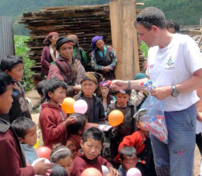 El subteniente de la Guardia Civil Francisco Valero, responsable del Greim en Navarra durante dos décadas, amplió su labor humanitaria como voluntario en Nepal, donde pereció. Su vida fue un ejercicio de desprendimiento