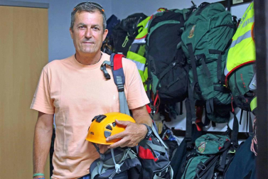 El subteniente de la Guardia Civil Francisco Valero, responsable del Greim en Navarra durante dos décadas, amplió su labor humanitaria como voluntario en Nepal, donde pereció. Su vida fue un ejercicio de desprendimiento