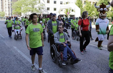 Imágenes de la primera carrera solidaria organizada en Pamplona por Adacen y Aspace Navarra el pasado domingo, 20 de mayo, con el objetivo de dar visibilidad a las personas con discapacidad.