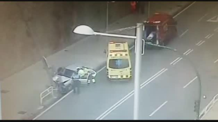 Un vehículo choca contra una farola en la cuesta de Labrit