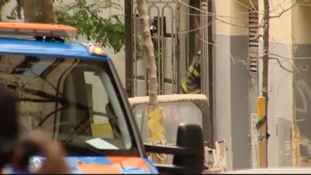 Dos obreros atrapados en los escombros de un edificio derruido en Madrid
