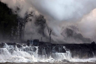 Una central geotérrmica de las islas Hawái está amenazada por la lava del volcán Kilauea.