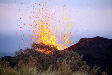 Una central geotérrmica de las islas Hawái está amenazada por la lava del volcán Kilauea.