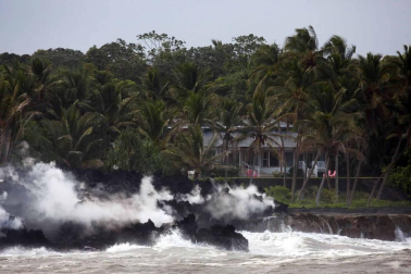 Una central geotérrmica de las islas Hawái está amenazada por la lava del volcán Kilauea.