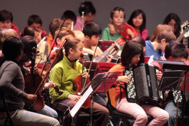 El Auditorio de Barañáin acoge este jueves a puerta abierta el estreno de 'Una noche mágica', el cuarto musical con el que el Colegio Vázquez de Mella-Bayonne apuesta por la innvocación educativa. Alumnos, profesores y padres del centro participan en la obra.
