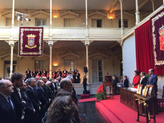 Una entrega de la Medalla de Oro en el Día de Navarra con ausencias