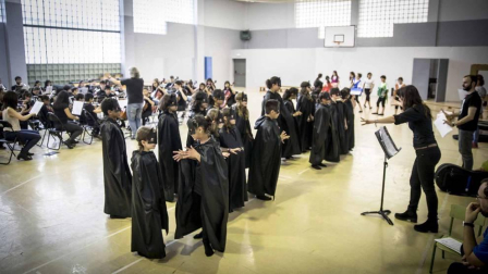 El Auditorio de Barañáin acoge este jueves a puerta abierta el estreno de 'Una noche mágica', el cuarto musical con el que el Colegio Vázquez de Mella-Bayonne apuesta por la innvocación educativa. Alumnos, profesores y padres del centro participan en la obra.