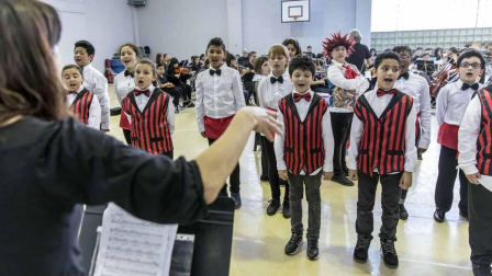 El Auditorio de Barañáin acoge este jueves a puerta abierta el estreno de 'Una noche mágica', el cuarto musical con el que el Colegio Vázquez de Mella-Bayonne apuesta por la innvocación educativa. Alumnos, profesores y padres del centro participan en la obra.
