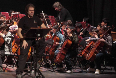 El Auditorio de Barañáin acoge este jueves a puerta abierta el estreno de 'Una noche mágica', el cuarto musical con el que el Colegio Vázquez de Mella-Bayonne apuesta por la innvocación educativa. Alumnos, profesores y padres del centro participan en la obra.