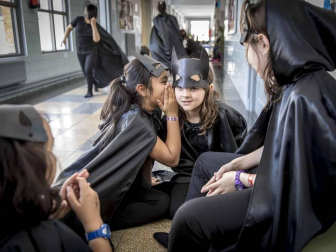 El Auditorio de Barañáin acoge este jueves a puerta abierta el estreno de 'Una noche mágica', el cuarto musical con el que el Colegio Vázquez de Mella-Bayonne apuesta por la innvocación educativa. Alumnos, profesores y padres del centro participan en la obra.