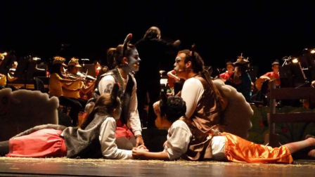 El Auditorio de Barañáin acoge este jueves a puerta abierta el estreno de 'Una noche mágica', el cuarto musical con el que el Colegio Vázquez de Mella-Bayonne apuesta por la innvocación educativa. Alumnos, profesores y padres del centro participan en la obra.