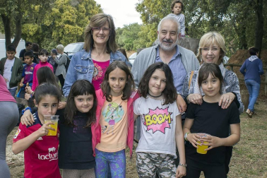 Ancín homenajeó el tradicional trabajo de elaboración de carbón vegetal con la celebración del VI Día de la Carbonera. Una fiesta bianual en la que, además de descubrir más sobre este oficio, también se pudo disfrutar de chistorrada, comida popular, kantuz o carrera de burros en una jornada festiva y de encuentro con el valle.