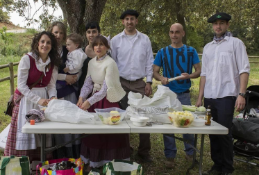 Ancín homenajeó el tradicional trabajo de elaboración de carbón vegetal con la celebración del VI Día de la Carbonera. Una fiesta bianual en la que, además de descubrir más sobre este oficio, también se pudo disfrutar de chistorrada, comida popular, kantuz o carrera de burros en una jornada festiva y de encuentro con el valle.