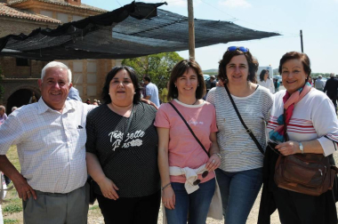 Los vecinos de Cárcar celebraron la tradicional romería a la ermita de la Virgen de Gracia el sábado 19 de mayo. La jornada comenzó con reparto de vino y chistorra e hinchables para los pequeños. Tras la misa se celebró el concurso de carrozas enramadas y los asistentes disfrutaron de las comidas preparadas al aire libre. Finalmente, un espectáculo de danza y un toro de fuego dieron cierre a la fiesta.