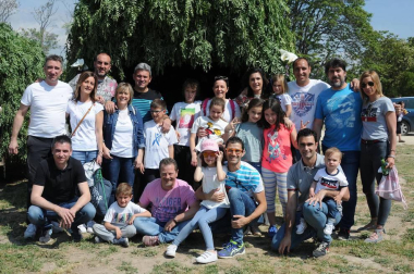Los vecinos de Cárcar celebraron la tradicional romería a la ermita de la Virgen de Gracia el sábado 19 de mayo. La jornada comenzó con reparto de vino y chistorra e hinchables para los pequeños. Tras la misa se celebró el concurso de carrozas enramadas y los asistentes disfrutaron de las comidas preparadas al aire libre. Finalmente, un espectáculo de danza y un toro de fuego dieron cierre a la fiesta.