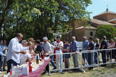 Los vecinos de Cárcar celebraron la tradicional romería a la ermita de la Virgen de Gracia el sábado 19 de mayo. La jornada comenzó con reparto de vino y chistorra e hinchables para los pequeños. Tras la misa se celebró el concurso de carrozas enramadas y los asistentes disfrutaron de las comidas preparadas al aire libre. Finalmente, un espectáculo de danza y un toro de fuego dieron cierre a la fiesta.