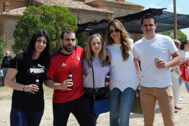Los vecinos de Cárcar celebraron la tradicional romería a la ermita de la Virgen de Gracia el sábado 19 de mayo. La jornada comenzó con reparto de vino y chistorra e hinchables para los pequeños. Tras la misa se celebró el concurso de carrozas enramadas y los asistentes disfrutaron de las comidas preparadas al aire libre. Finalmente, un espectáculo de danza y un toro de fuego dieron cierre a la fiesta.