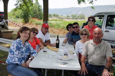 Los vecinos de Cárcar celebraron la tradicional romería a la ermita de la Virgen de Gracia el sábado 19 de mayo. La jornada comenzó con reparto de vino y chistorra e hinchables para los pequeños. Tras la misa se celebró el concurso de carrozas enramadas y los asistentes disfrutaron de las comidas preparadas al aire libre. Finalmente, un espectáculo de danza y un toro de fuego dieron cierre a la fiesta.