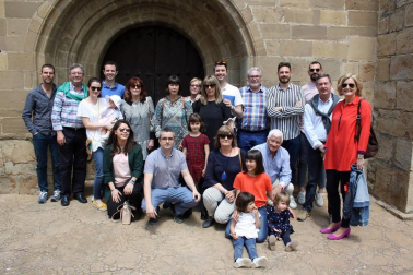 Tabar acogió el Día del valle de Urraúl Bajo. Además de hinchables para los más pequeños, mercado de artesanía, reparto de chistorra y vino y animación de txistularis, también hubo un concierto en la iglesia protagonizado por el Coro txiki de Aoiz. Un día de encuentro entre pueblos vecinos.