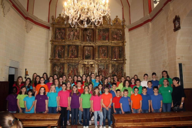 Tabar acogió el Día del valle de Urraúl Bajo. Además de hinchables para los más pequeños, mercado de artesanía, reparto de chistorra y vino y animación de txistularis, también hubo un concierto en la iglesia protagonizado por el Coro txiki de Aoiz. Un día de encuentro entre pueblos vecinos.
