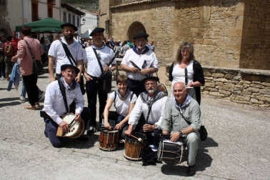 Tabar acogió el Día del valle de Urraúl Bajo. Además de hinchables para los más pequeños, mercado de artesanía, reparto de chistorra y vino y animación de txistularis, también hubo un concierto en la iglesia protagonizado por el Coro txiki de Aoiz. Un día de encuentro entre pueblos vecinos.