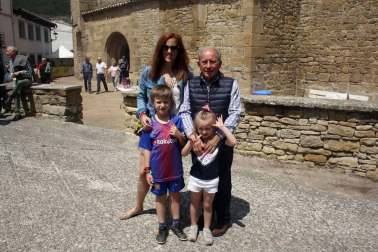Tabar acogió el Día del valle de Urraúl Bajo. Además de hinchables para los más pequeños, mercado de artesanía, reparto de chistorra y vino y animación de txistularis, también hubo un concierto en la iglesia protagonizado por el Coro txiki de Aoiz. Un día de encuentro entre pueblos vecinos.