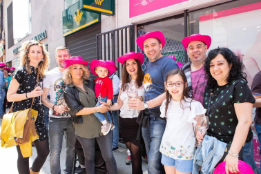 La calle Chapitela de la capital pamplonesa se vistió de rosa y de fiesta para la celebración de la décima edición del Día del Rosado de Navarra. El evento, organizado por La Vinoteca, contó con la participación de catorce bodegas locales. Los aficionados a este vino pudieron hacerse con una copa de cristal y un colorido sombrero y degustar los diferentes caldos con el pago de su entrada.