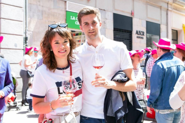 La calle Chapitela de la capital pamplonesa se vistió de rosa y de fiesta para la celebración de la décima edición del Día del Rosado de Navarra. El evento, organizado por La Vinoteca, contó con la participación de catorce bodegas locales. Los aficionados a este vino pudieron hacerse con una copa de cristal y un colorido sombrero y degustar los diferentes caldos con el pago de su entrada.