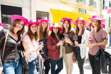 La calle Chapitela de la capital pamplonesa se vistió de rosa y de fiesta para la celebración de la décima edición del Día del Rosado de Navarra. El evento, organizado por La Vinoteca, contó con la participación de catorce bodegas locales. Los aficionados a este vino pudieron hacerse con una copa de cristal y un colorido sombrero y degustar los diferentes caldos con el pago de su entrada.