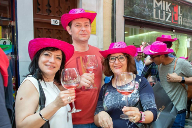 La calle Chapitela de la capital pamplonesa se vistió de rosa y de fiesta para la celebración de la décima edición del Día del Rosado de Navarra. El evento, organizado por La Vinoteca, contó con la participación de catorce bodegas locales. Los aficionados a este vino pudieron hacerse con una copa de cristal y un colorido sombrero y degustar los diferentes caldos con el pago de su entrada.